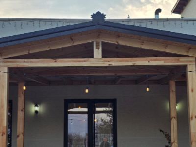 Verande vile e mbuluar me strehe druri Verande vile e mbuluar me strehe druri